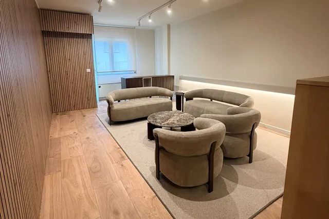 Sala d'espera · Fusta, llum suau i sofàs còmodes
